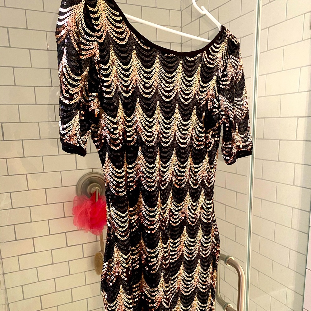 Mini sequence dress with sleeves